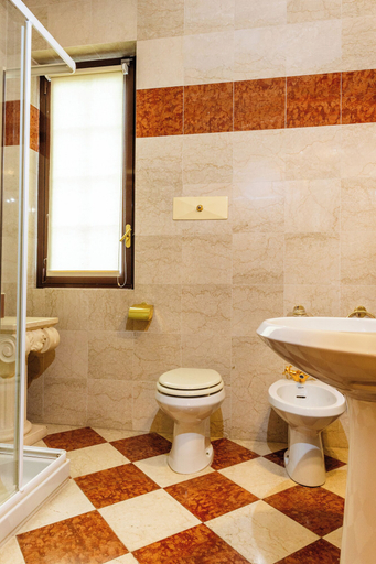 Bathroom 4, Il castello di San Gaudenzio, Pavia