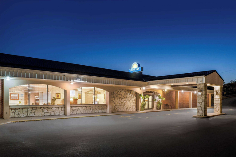 Exterior & Views 2, Days Inn by Wyndham Dubuque, Dubuque