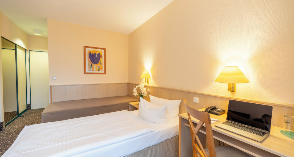 Bedroom 3, PLAZA INN Chemnitz, Chemnitz