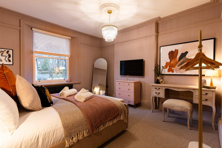 Bedroom 2, Calming Crescent - Luxury 4 Bed Apt Parking/WiFi, Derbyshire