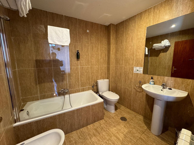 Bathroom 4, Hotel La Fuente, Salamanca