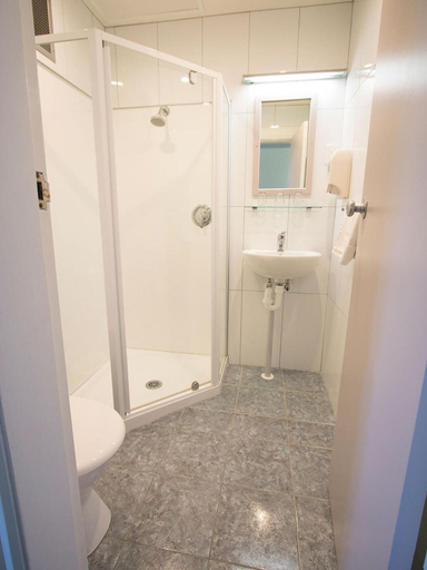 Bathroom 5, Hotel Waterloo & Backpackers, Wellington