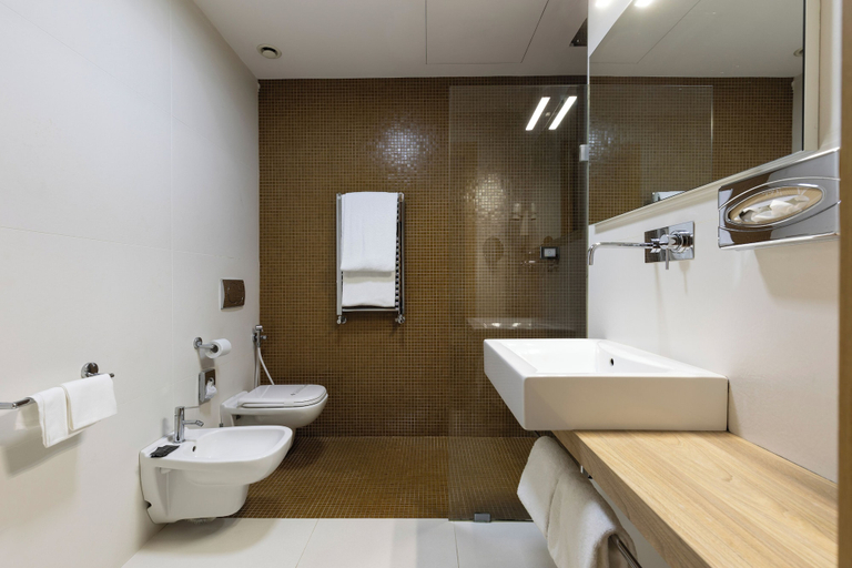 Bathroom 4, Hotel Royal Caserta, Caserta