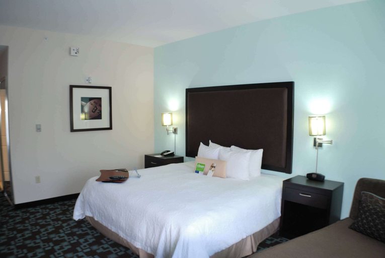 Bedroom 3, Hampton Inn & Suites Nashville @ Opryland, Davidson