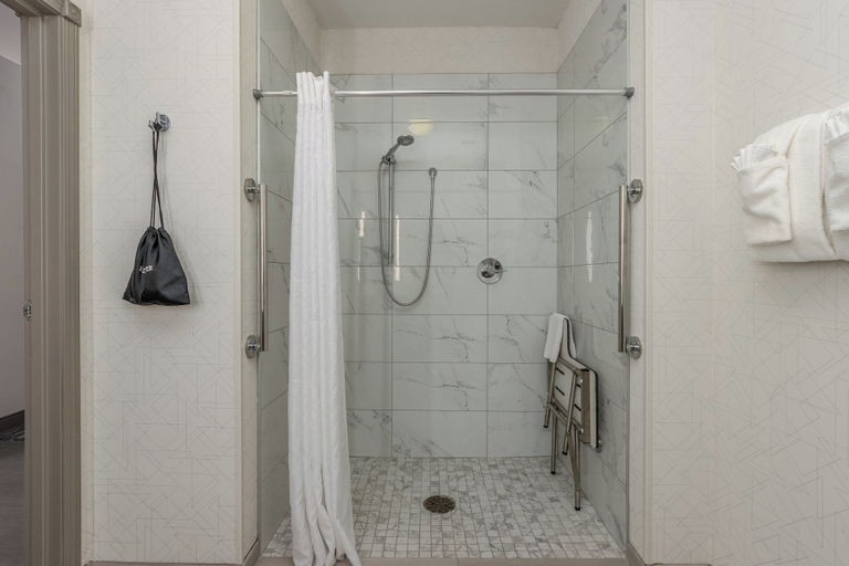 Bathroom 4, Holiday Inn Express Hotel & Suites Vancouver Mall by IHG, Clark