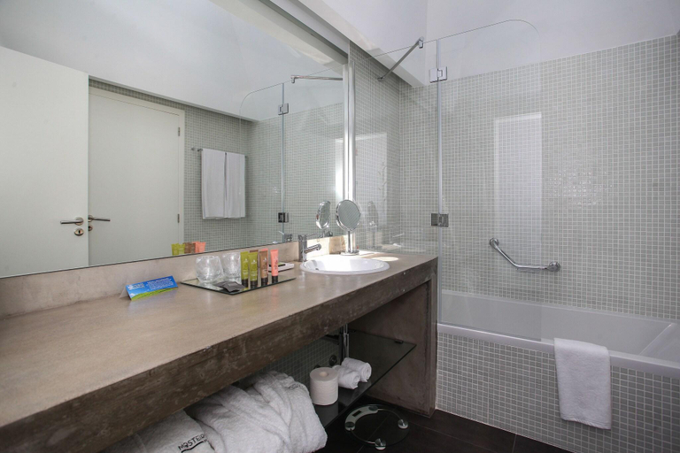 Bathroom 4, Mosteiros Place, Ponta Delgada
