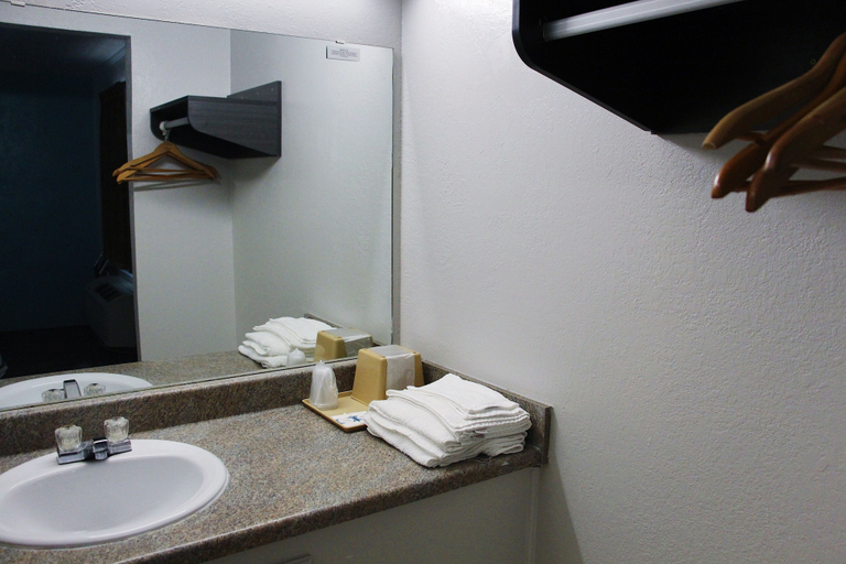 Bathroom 4, Motel 6 New Boston, TX, Bowie