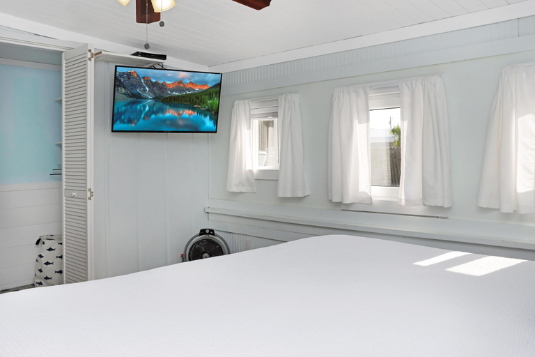 Bedroom 3, Livin' Like Larry, Bay