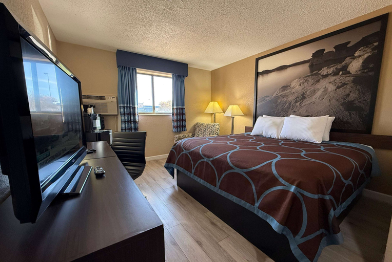 Bedroom 3, Super 8 by Wyndham Hutchinson, Reno
