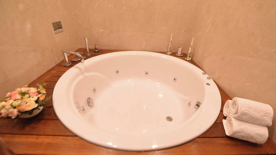 Bathroom 5, Ramada Plaza by Wyndham Mardin, Mardin