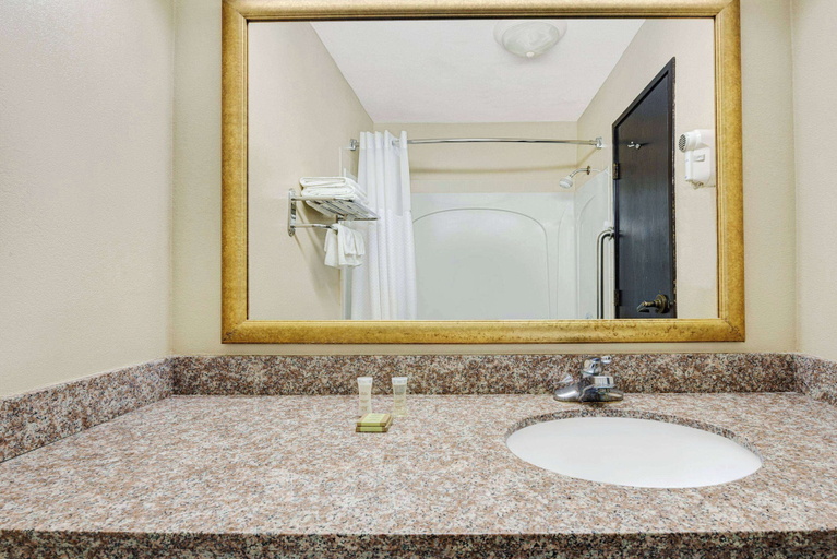Bathroom 4, Super 8 by Wyndham Hutchinson, Reno