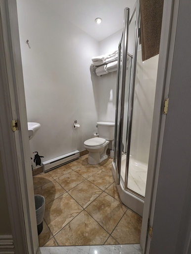 Bathroom 5, Gingerbread Manor, Montréal
