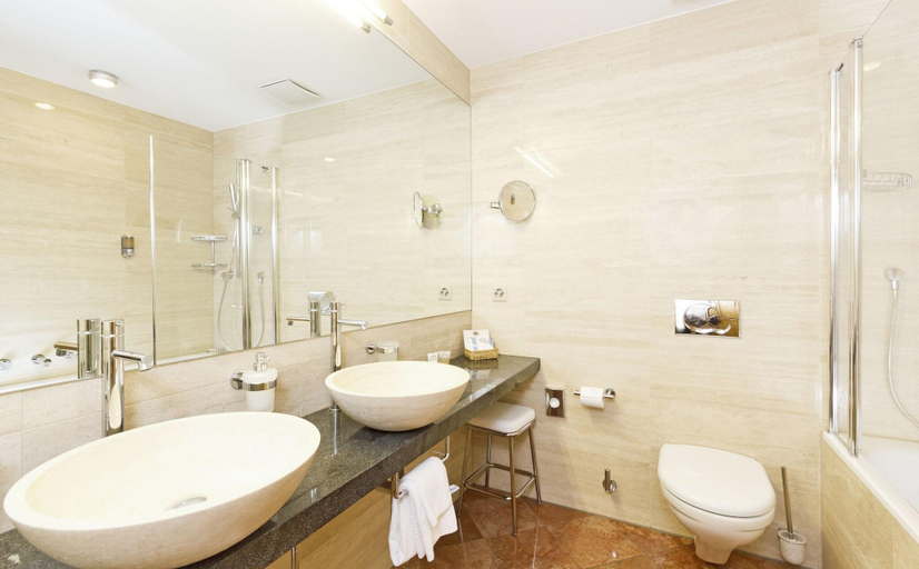 Bathroom 4, Schweizerhaus Swiss Quality Hotel, Maloja