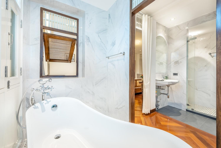 Bathroom 10