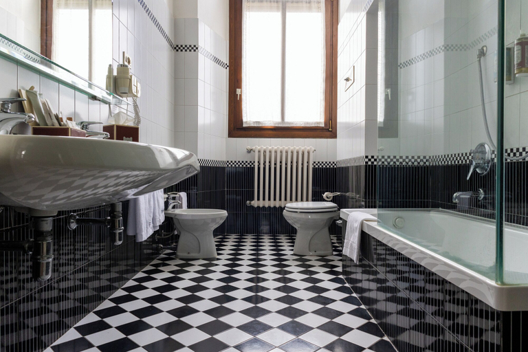 Bathroom 4, Il castello di San Gaudenzio, Pavia
