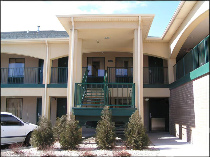 Exterior & Views, Luxe Inn and Suites, Cook