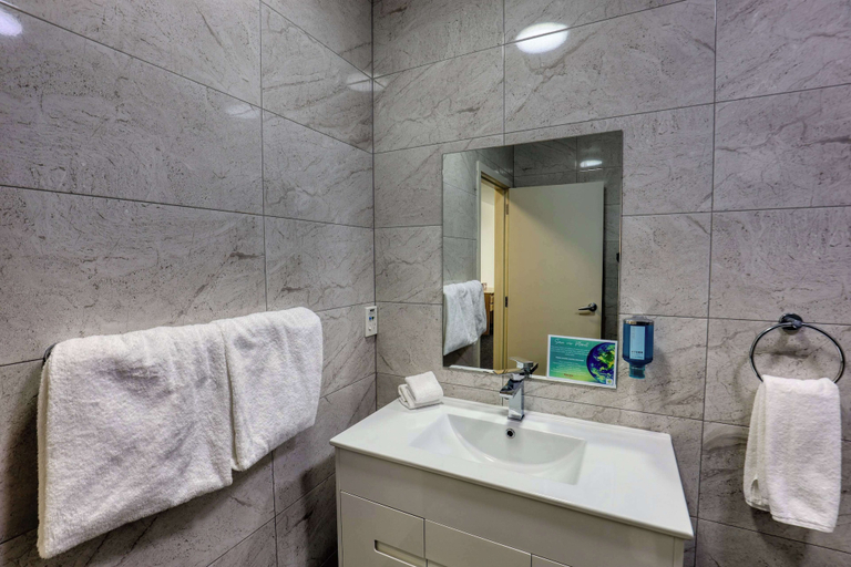 Bathroom 4, Ramada by Wyndham Hamilton City Center, Hamilton