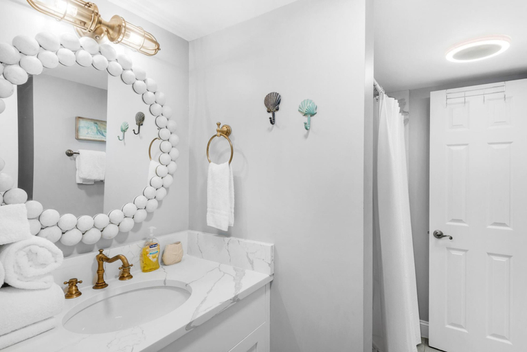 Bathroom 3, Sunbird 102w, Bay