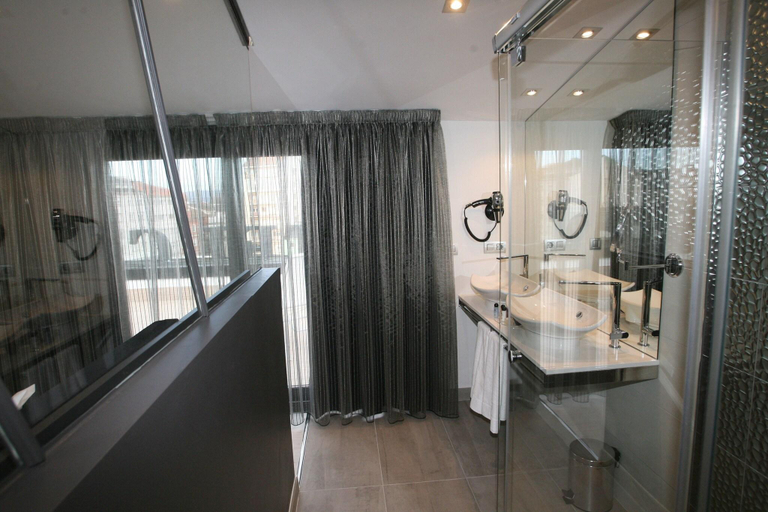 Bathroom 4, Hotel Cardenal, Lugo