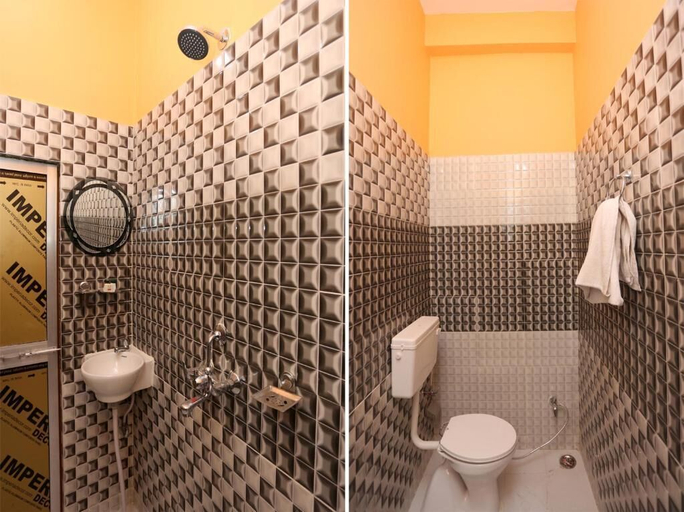 Bathroom 3, Hotel Bachchan Palace, Varanasi