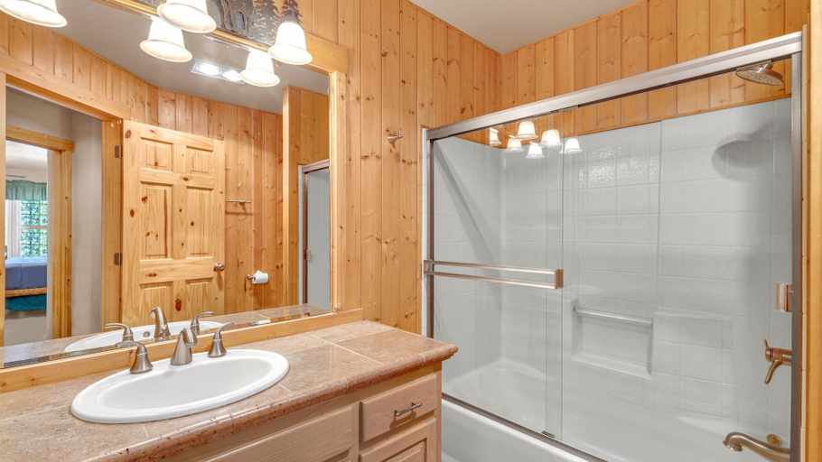 Bathroom 1, Acacia Lane 2, Deschutes