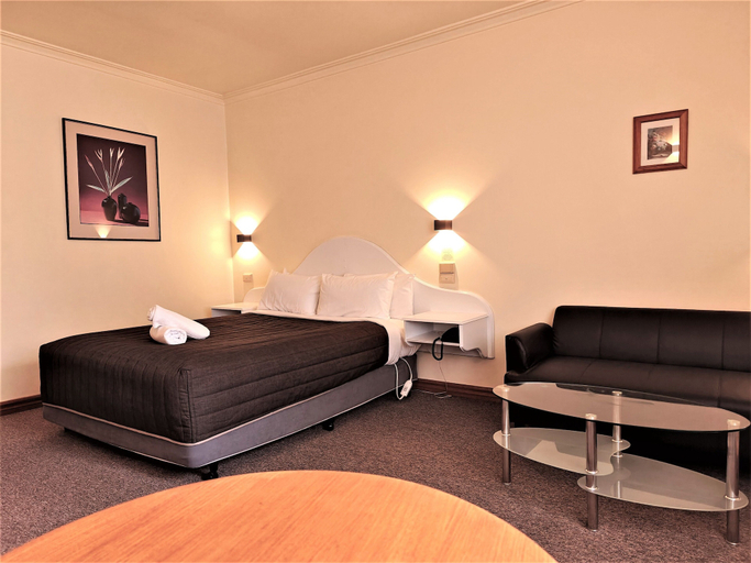 Bedroom 4, St Georges Motor Inn, Melbourne