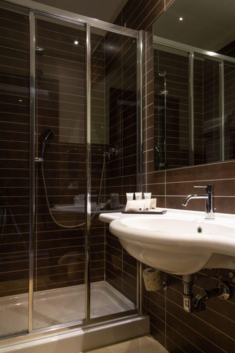 Bathroom 4, G Hotel, Ancona