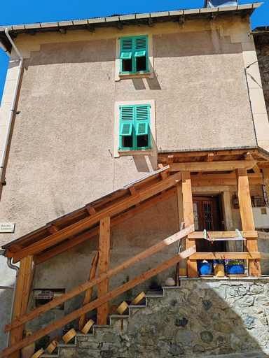 Exterior & Views