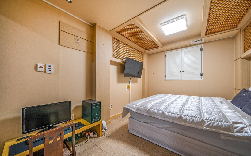 Bedroom 4, Gyeongju Rose Hotel Hwangni Dan-gil Branch, Gyeongju