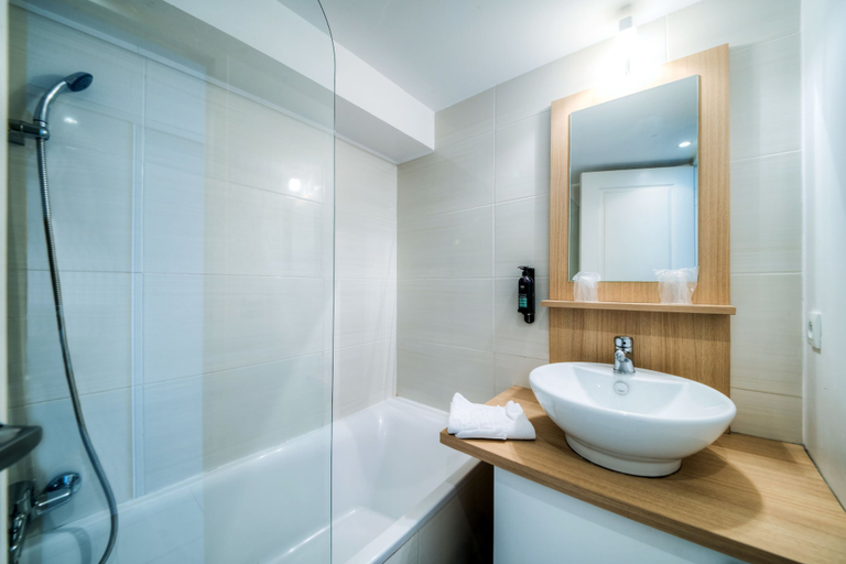 Bathroom 5, Comfort Aparthotel Frejus La Tour De Mare, Var