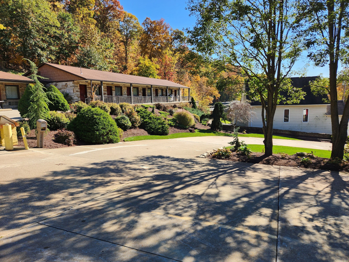 Exterior & Views 2, Jefferson Hills Motel, Allegheny