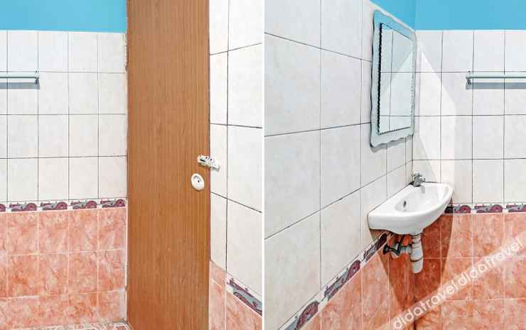 Bathroom 4, OYO 90487 Wisma Kuta Karang Baru, Lhokseumawe