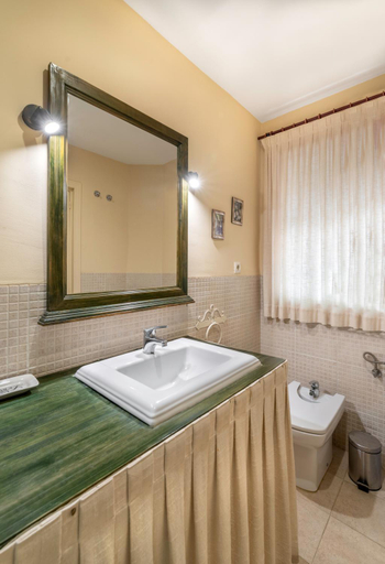 Bathroom 2, El Bosque de la Herrezuela, Ávila