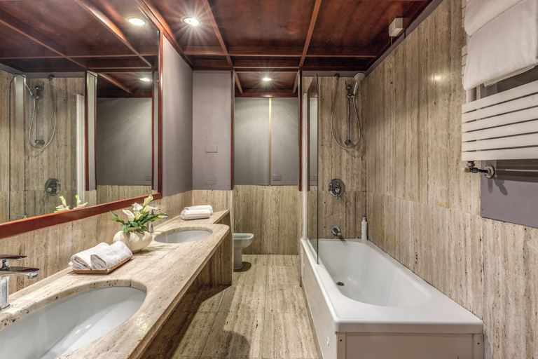 Bathroom 5, Hotel Madison, Roma