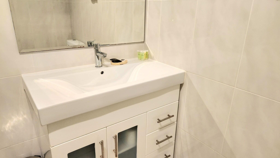 Bathroom 5, The Grand Motel, Griffith