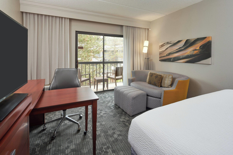 Bedroom 2, Courtyard by Marriott Chicago Wood Dale, Dupage