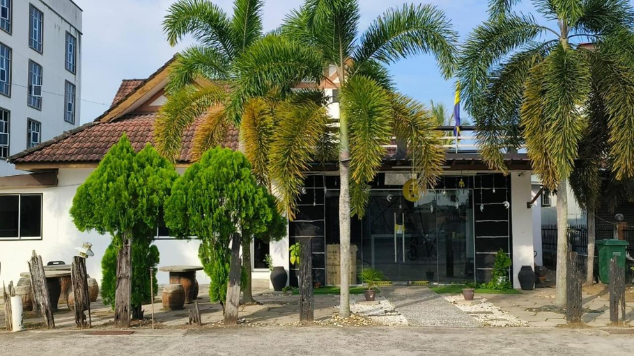 Exterior & Views