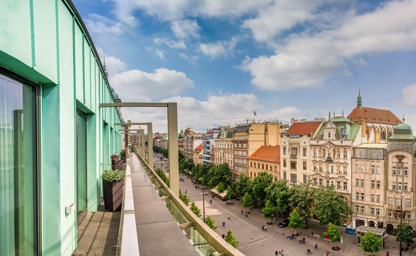 Exterior & Views