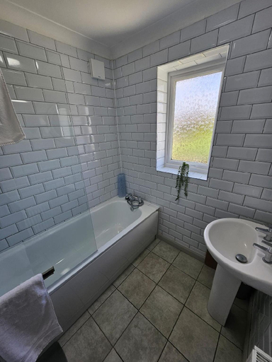 Bathroom 3, Beautiful Aldeburgh Coastal Getaway, Suffolk
