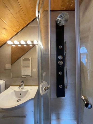 Bathroom 3, Il Borghetto Medievale, Ancona