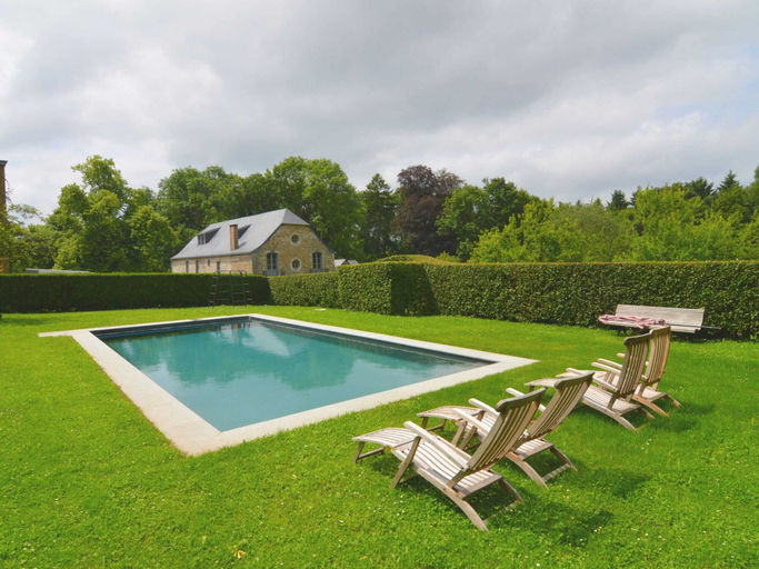Situated in wonderful castle grounds in Gesves, Namur