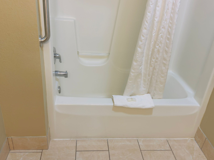 Bathroom 5, Quality Inn & Suites Seville, Medina