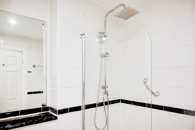 Bathroom 4, The Warwick Hotel by Colombo Edition, Warwickshire