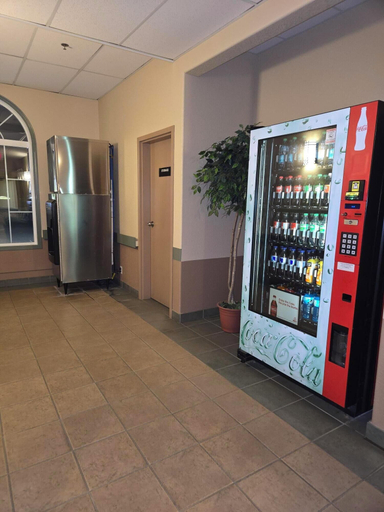 Food & Drinks 5, Super 8 by Wyndham Swan River, Division No. 20