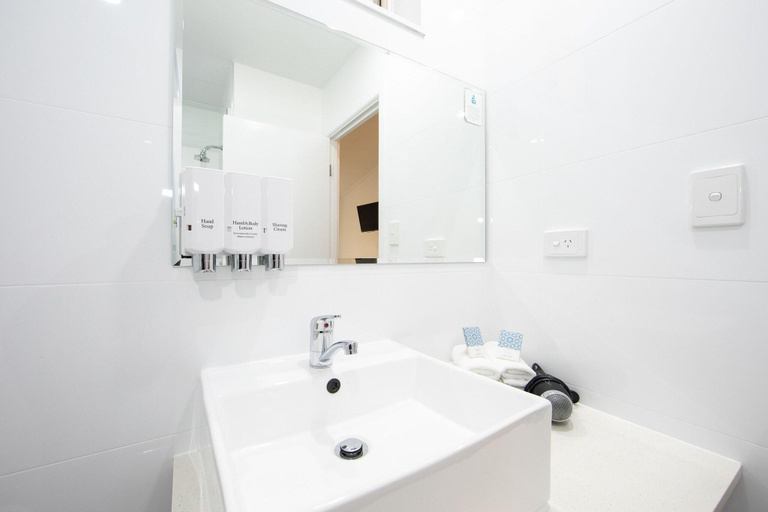 Bathroom 5, New England Motor Lodge, Glen Innes Severn