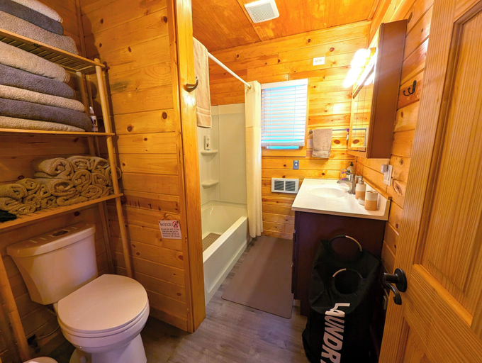 Bathroom 3, Yellowstone Treasure Guesthouses on the River, Park