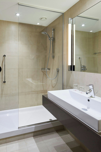 Bathroom 5, Lingfield Park Marriott Hotel & Country Club, Surrey