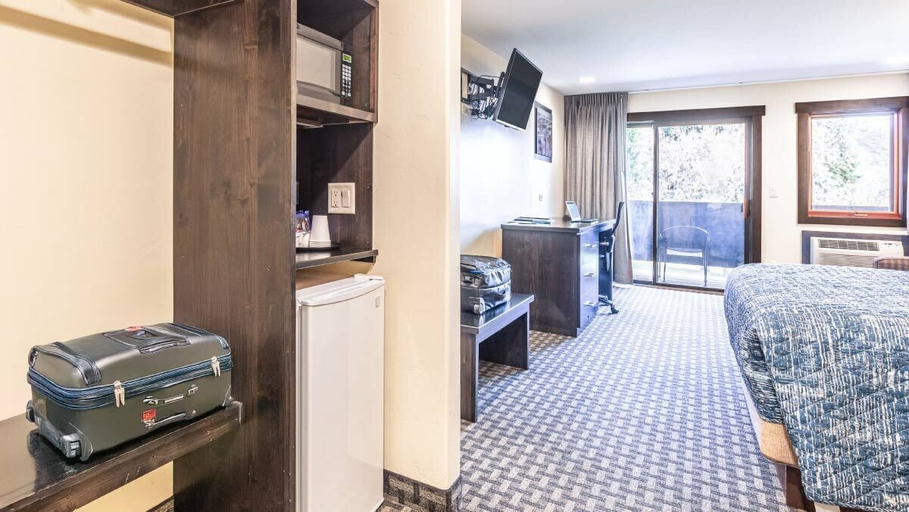Bedroom 2, Rabbit Ears Motel, Routt