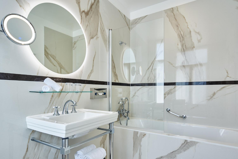 Bathroom 4, Hotel Westminster, Paris