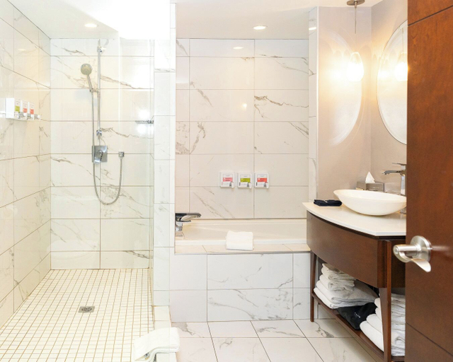 Bathroom 4, Hotel Saint-Sulpice, Montréal